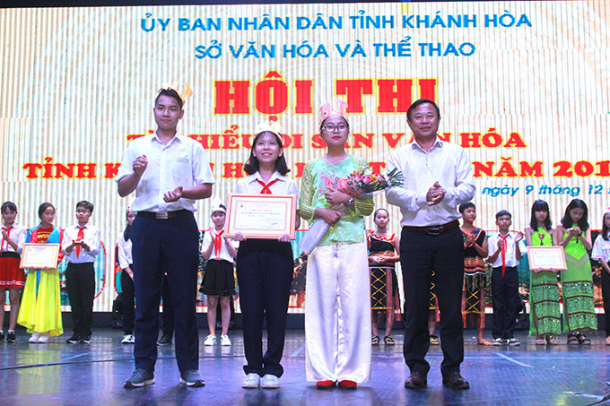 Leaders of Khanh Hoa’s Department of Culture and Sports awarding first prize to Nha Trang team