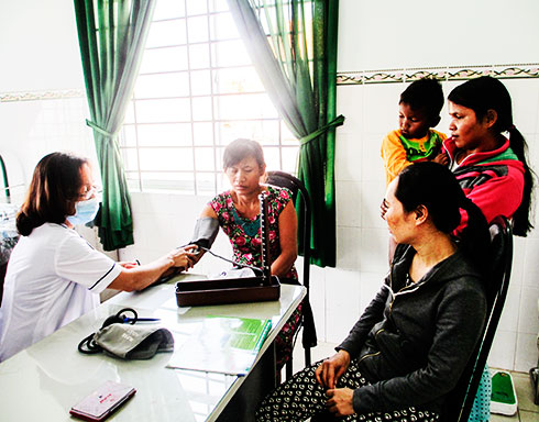 Một hoạt động chăm sóc sức khỏe phụ nữ  ở xã Ninh Tân, thị xã Ninh Hòa.