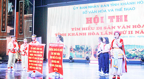 Phần thi chào hỏi của các học sinh Trường THCS Bùi Thị Xuân (TP. Nha Trang). 