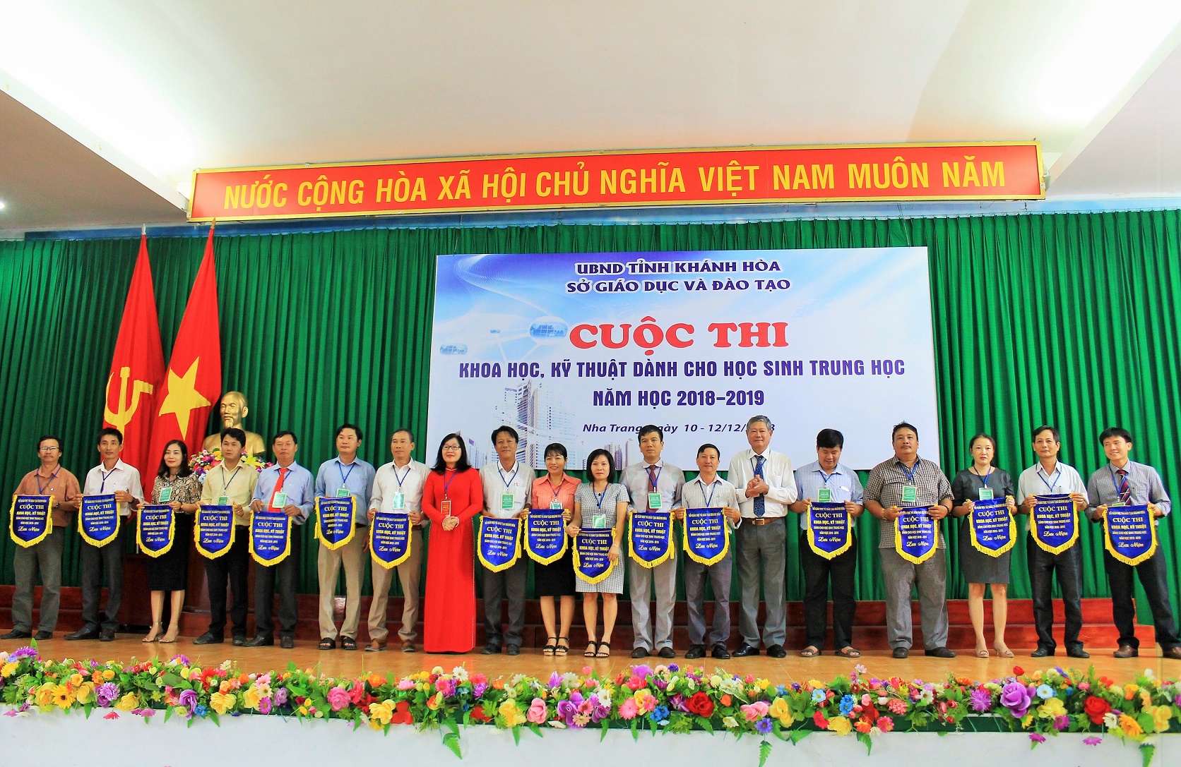 Lãnh đạo Sở Giáo dục và Đào tạo trao cờ lưu niệm cho các đơn vị dự thi.