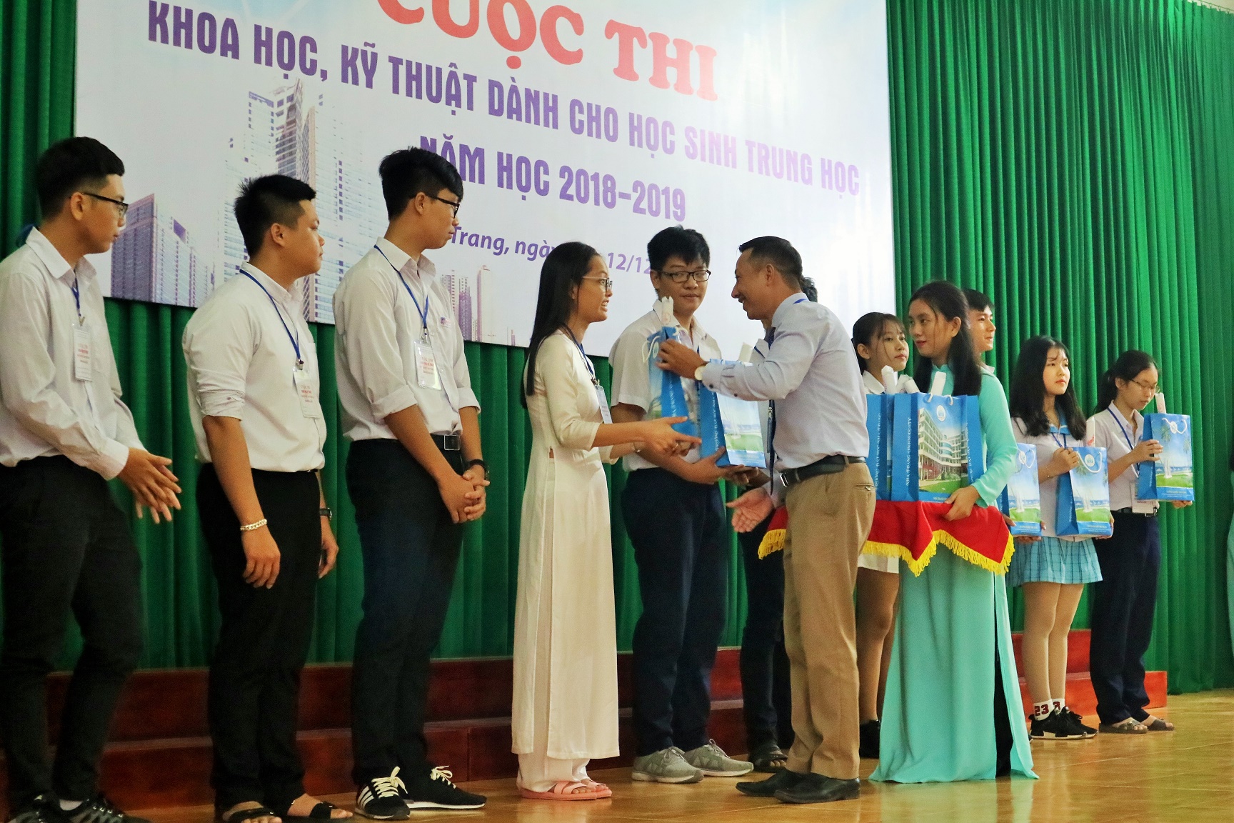 Lãnh đạo Trường Đại học Nha Trang trao quà cho các thí sinh. 