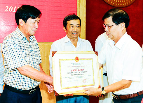 Đồng chí Nguyễn Tấn Tuân trao bằng khen của UBND tỉnh cho các tập thể xuất sắc.