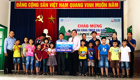 Đại diện SCB Chi nhánh Khánh Hòa trao quà cho Làng trẻ em SOS Nha Trang.