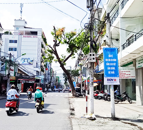 Nha Trang: Thí điểm lắp đặt trụ treo băng rôn