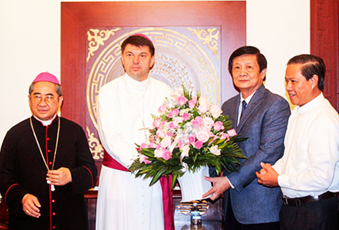 Tổng Giám mục Marek Zalewski tặng hoa cho lãnh đạo tỉnh.