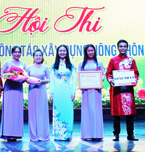 Ban tổ chức trao giải nhất cho Hội Liên hiệp Phụ nữ huyện Cam Lâm.