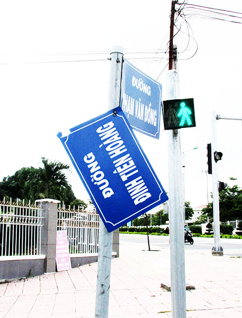 Cần lắp đặt lại các biển tên đường