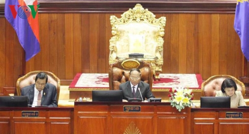 Chủ tịch Quốc hội Heng Samrin chủ trì cuộc họp.