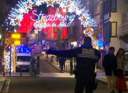 Hiện trường vụ khủng bố tại khu chợ Giáng sinh thành phố Strasbourg, miền Đông nước Pháp. (Ảnh: AP).