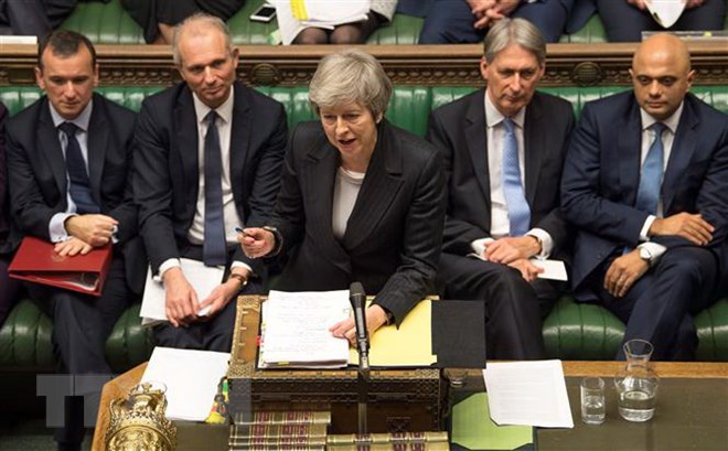 Thủ tướng Anh Theresa May (giữa) tại cuộc họp ở London, Anh. (Ảnh: AFP/TTXVN).
