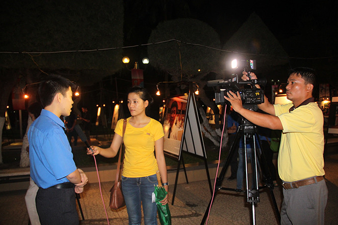 Phóng viên KTV tác nghiệp tại một sự kiện văn hóa ở TP.Nha Trang (Ảnh minh họa).