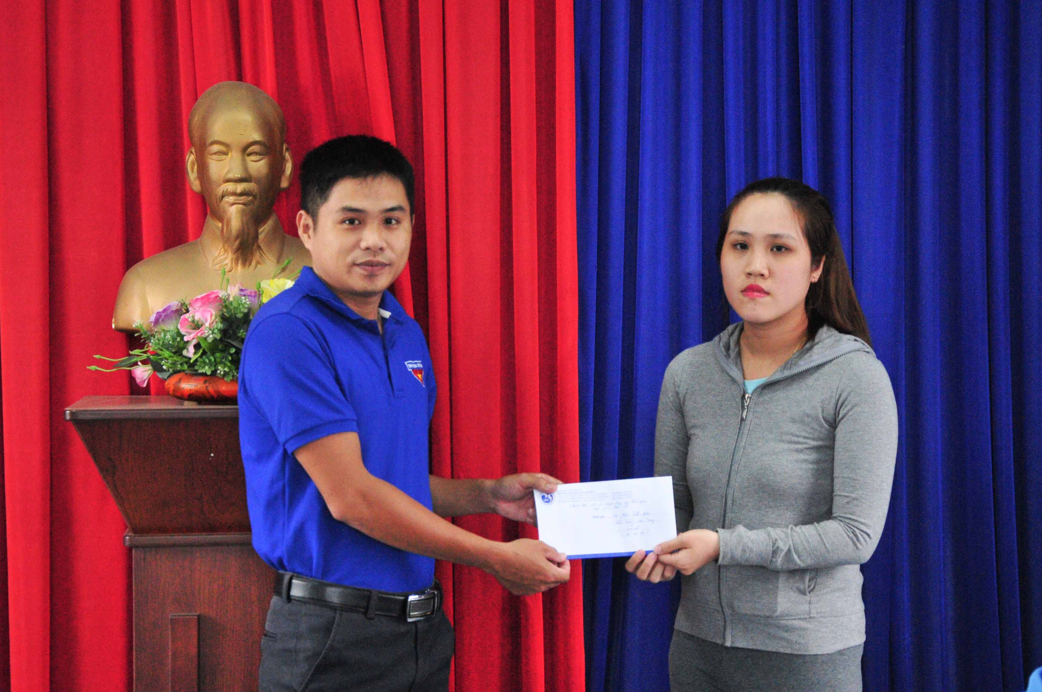 Đoàn trường Đại học Khánh Hoà: Trao 2 suất hỗ trợ người dân bị thiệt hại do mưa lũ