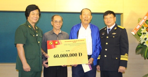 Hội DNCCB tỉnh trao tặng 60 triệu đồng cho Ban liên lạc truyền thống đường mòn Hồ Chí Minh trên biển tại Khánh Hòa.