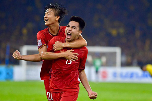 Các cầu thủ tuyển Việt Nam ăn mừng bàn thắng trong trận chung kết lượt đi (nguồn:webthethao.vn)