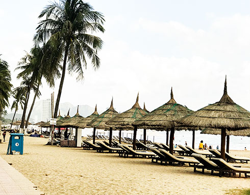 Sắp xếp lại việc đặt dù, ghế trên bãi biển