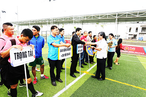 12 đội bóng tranh tài Giải bóng đá mini truyền thống Hội Cầu đường tỉnh