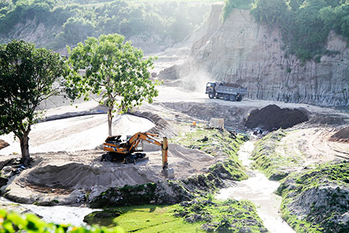 Khai thác khoáng sản trái phép ở suối Lách, xã Cam Thành Nam.