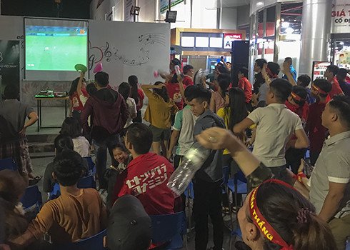 Đông đảo người hâm mộ cổ vũ đội tuyển Việt Nam tại siêu thị Lotte Nha Trang.