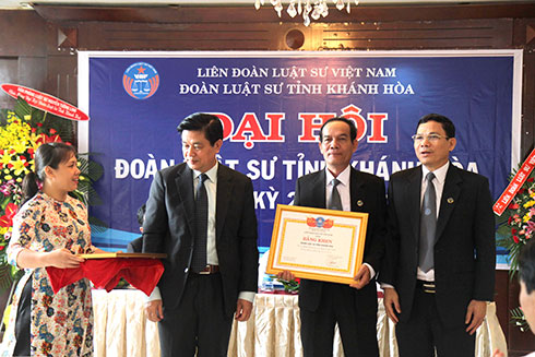 Đoàn Luật sư tỉnh Khánh Hòa nhận bằng khen của Liên đoàn Luật sư Việt Nam.