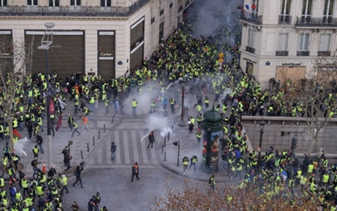 Người biểu tình  "áo vàng " đụng độ với cảnh sát ở Paris ngày 8/12 (Ảnh: AFP)