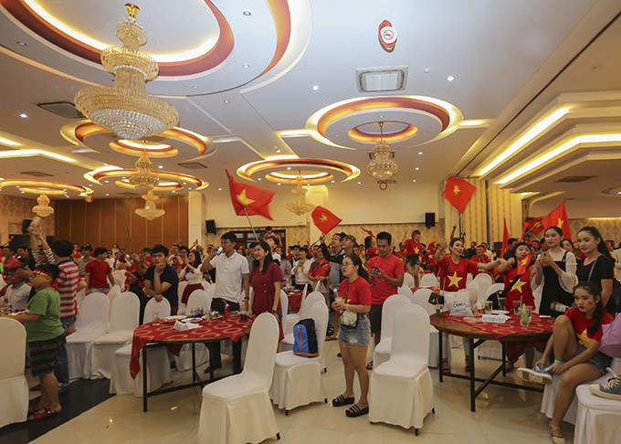 Hàng nghìn khán giả đến xem và cổ vũ đội tuyển Việt Nam tại nhà hàng Âu Lạc Thịnh.