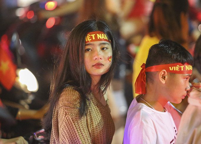 Một cô bé có gương mặt khá xinh lẫn trong dòng người cổ vũ tại Nha Trang.