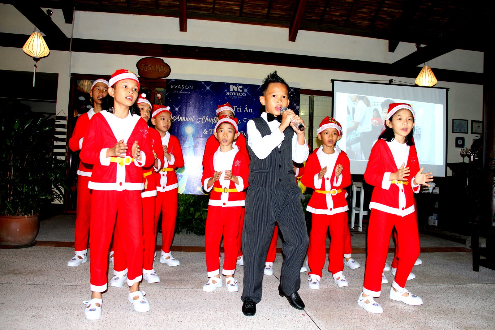 Children’s performance about Christmas