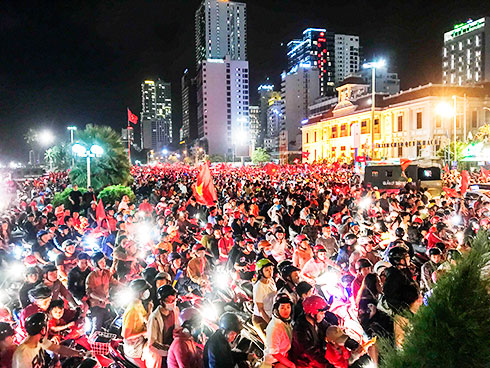 Hàng nghìn người dân xuống đường mừng Việt Nam vô địch trước Quảng trường 2-4 Nha Trang.