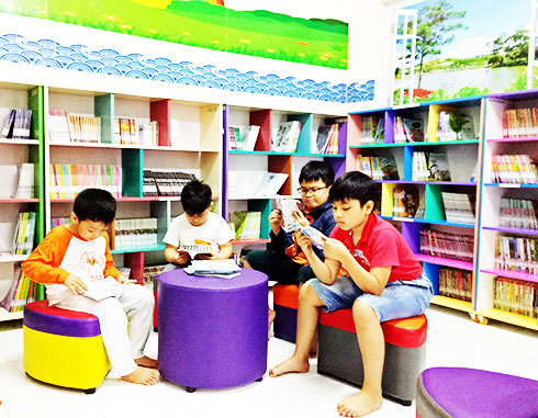 Các em thiếu nhi đọc sách tại Thư viện tỉnh.  