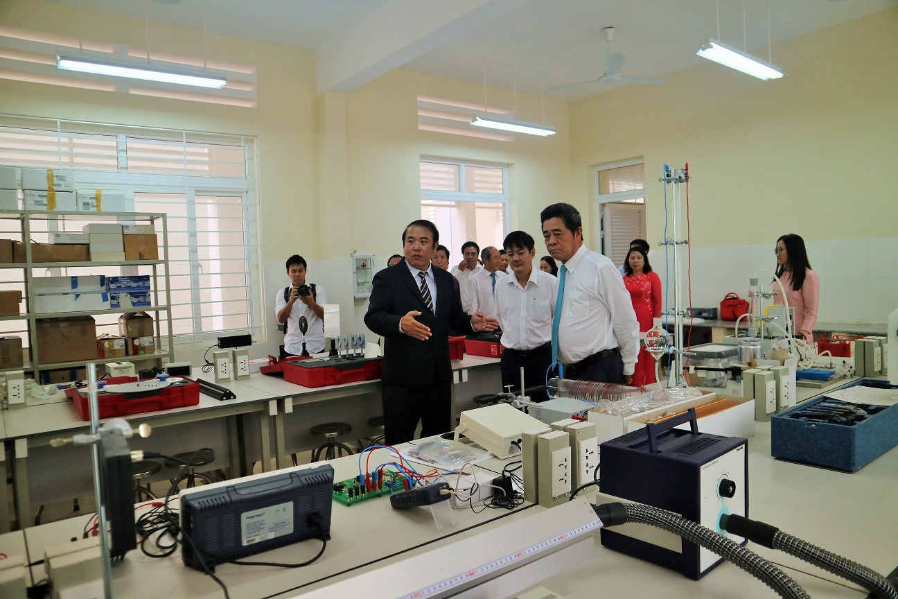 Ông Lê Thanh Quang tham quan các phòng thí nghiệm – thực hành. 