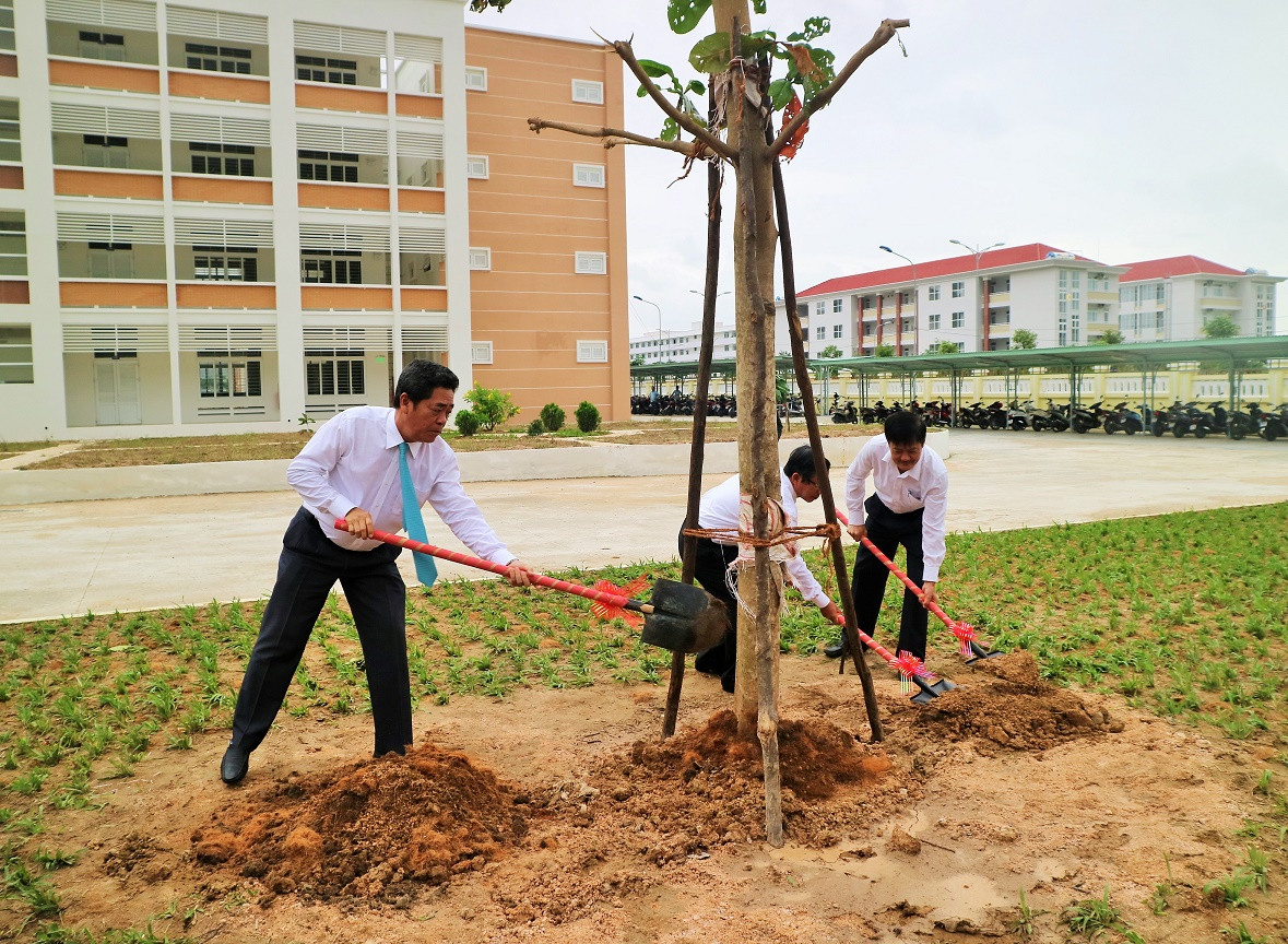 Các đại biểu trồng cây lưu niệm. 