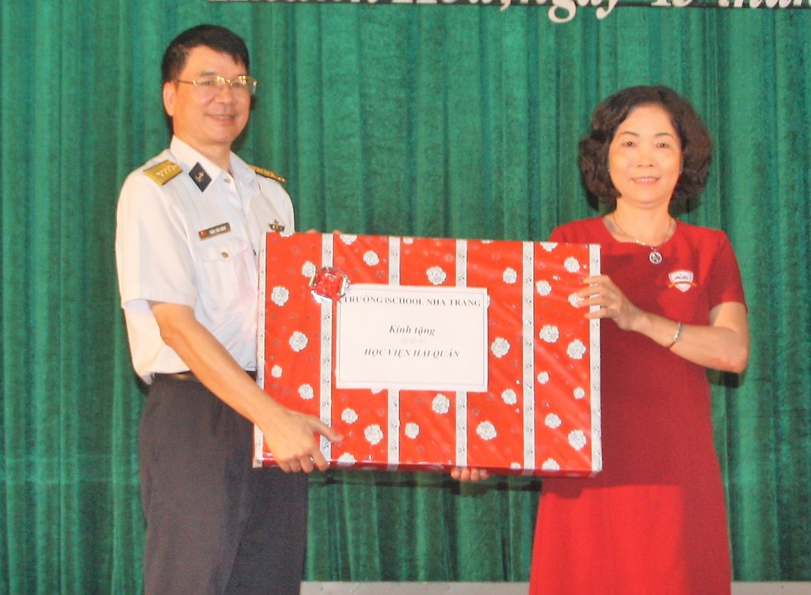 Đại diện Trường iSchool Nha Trang tặng quà lưu niệm cho Học viện Hải quân. 