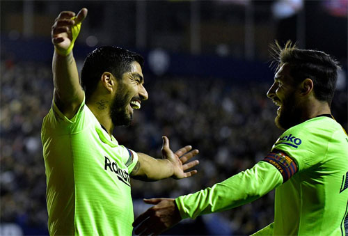 Bộ đôi Messi - Suarez làm nên bàn mở tỷ số hoàn hảo. Ảnh: Reuters