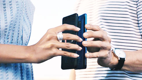 Galaxy S10 gây sốc khi có thể sạc không dây cho điện thoại khác