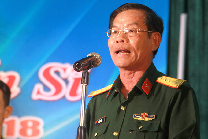 Đại tá Trần Thân - Phó Chính ủy Bộ Chỉ huy Quân sự tỉnh phát biểu khai mạc Liên hoan. 
