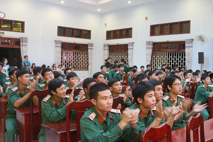Các chiến sĩ trẻ đến xem và cổ vũ cho phần thi diễn của các đội tại Liên hoan. 