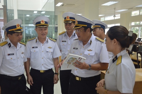 Phó Đô đốc Phạm Hoài Nam kiểm tra Trung tâm Học liệu tại Học viện Hải quân.