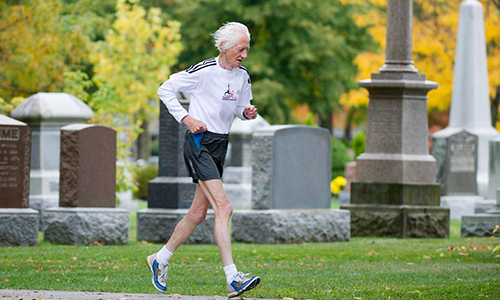 Ed Whitlock tập chạy tại một nghĩa trang ở Milton, tỉnh Ontario, Canada, năm 2012. Cố VĐV này và Gene Dykes là hai người duy nhất trên thế giới ở độ tuổi trên 70 chạy full marathon với thành tích sub 3 (dưới ba tiếng đồng hồ. Ảnh: CPC. 