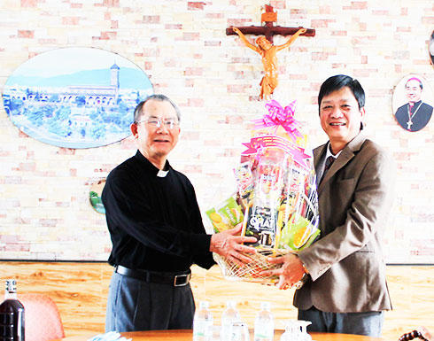 Ông Huỳnh Mộng Giang tặng quà cho  Giáo xứ Chánh Tòa Nha Trang.