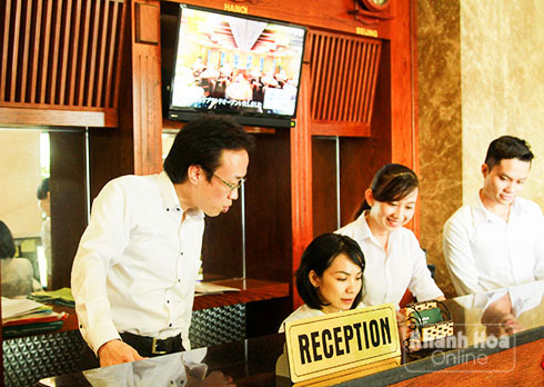 Ông Yusuke Takahashi hướng dẫn nhân viên thực hiện nghiệp vụ ở khách sạn.