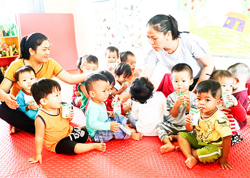 Cho trẻ uống sữa tại Trường Mầm non A Xây, huyện Khánh Vĩnh.