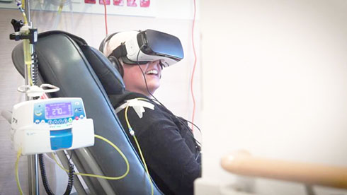  Tai nghe VR sẽ làm bệnh nhân mất tập trung và bị phân tâm khỏi cơn đau thay vì dùng thuốc.