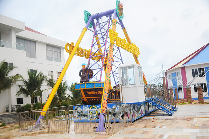 Hình ảnh trò chơi Tàu hải tặc trong Khu vui chơi Golden Peak Amusement Park.