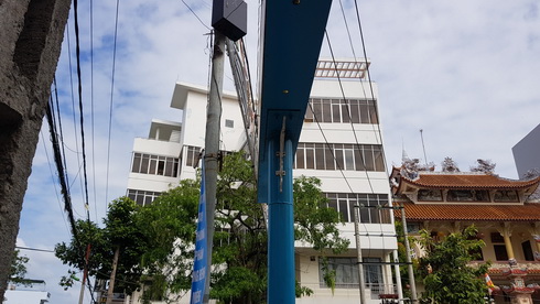 Treo đèn trang trí Tết, 2 công nhân bị phóng điện