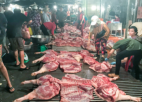 Thịt heo dồi dào ở chợ đầu mối Phước Hải rạng sáng 19-12