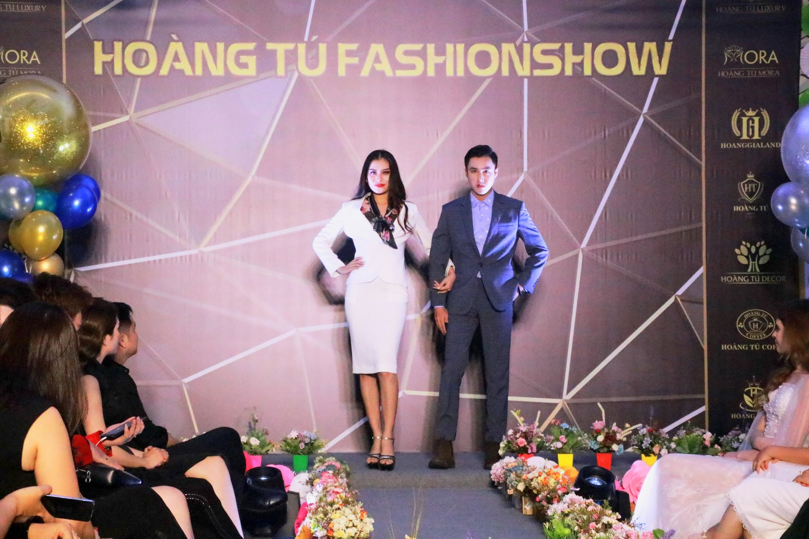 màn trình diễn kết hợp giữa 2 thương hiệu thời trang Hoàng Tú Luxury và Hoàng Tú Mora 