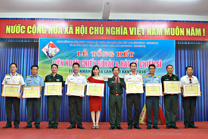 Đại diện Bộ Chỉ huy Quân sự tỉnh Khánh Hòa tặng giấy khen cho 9 đoàn nghệ thuật đã có thành tích nhiều năm liên tục tham gia Liên hoan.