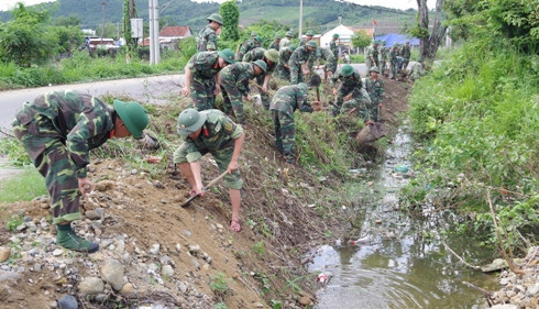 Lực lượng của nhà trường tham gia khơi thông mương thủy lợi.