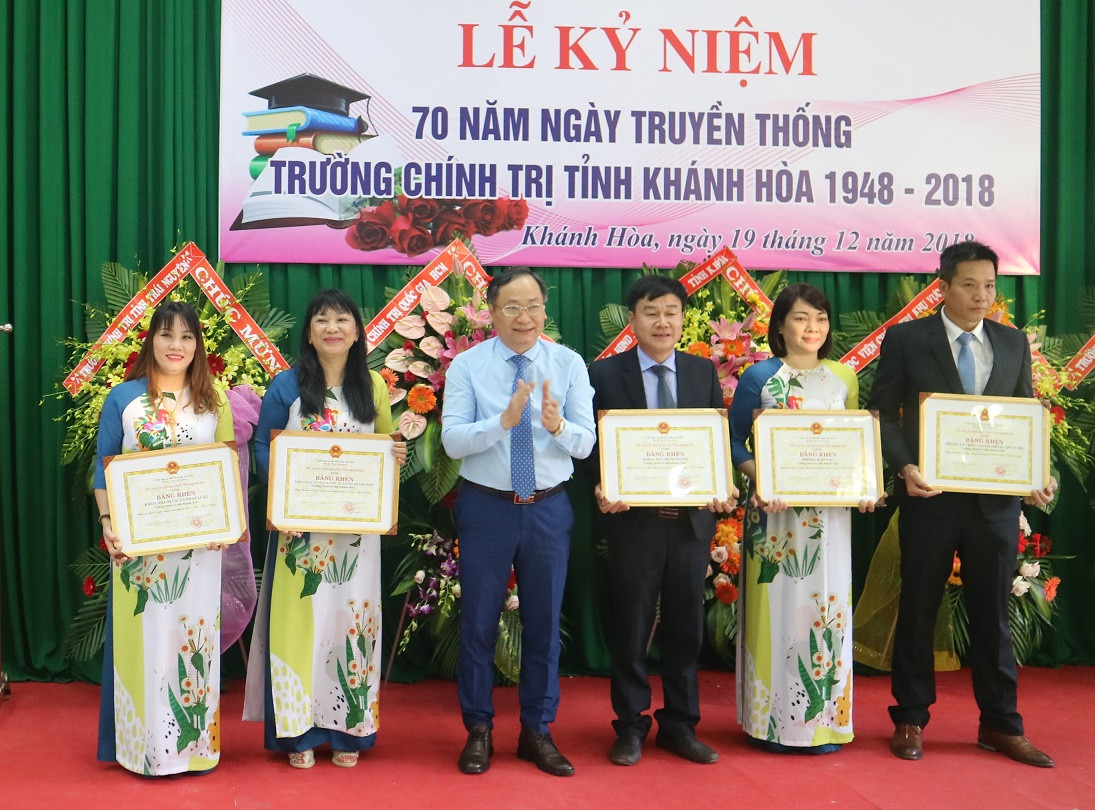 Ông Nguyễn Đắc Tài - Phó Chủ tịch UBND tỉnh Khánh Hòa trao bằng khen của UBND tỉnh cho 5 tập thể. 