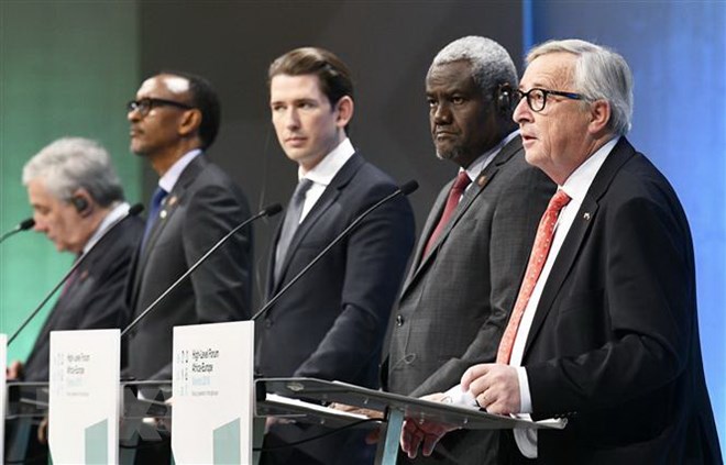Chủ tịch Ủy ban châu Âu (EC) Jean-Claude Juncker (phải) phát biểu tại Diễn đàn cấp cao Âu-Phi ở Vienna, Áo ngày 18/12/2018. (Ảnh: AFP/TTXVN)